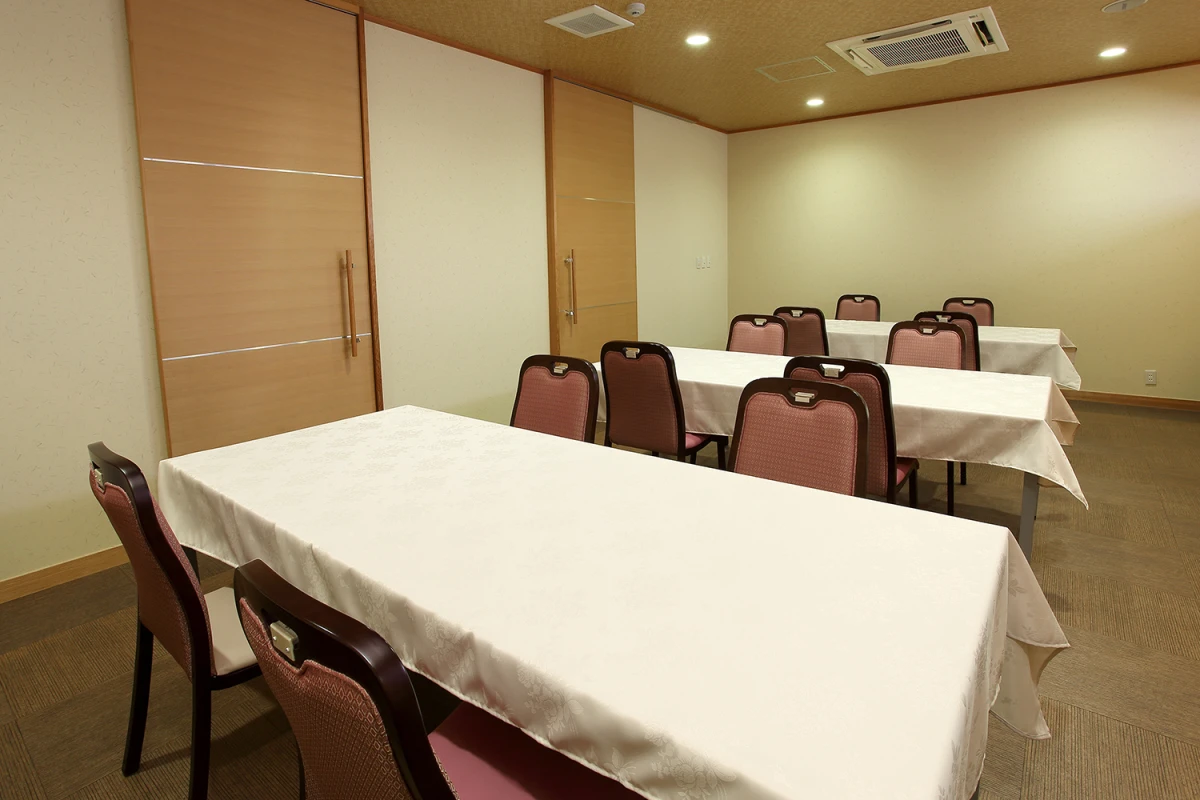 会食室で、お食事の席も落ち着いて