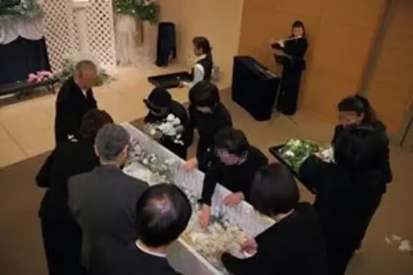 警察専門の村岡葬研葬儀社(神奈川区事務所)で葬儀を行なった写真