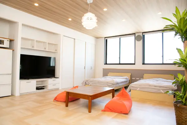 お部屋は「天式場(洋室)」と「星式場(和室)」の異なるタイプをご用意。老若男女を問わず、安心して家族葬を執り行うことができます。
また、お客様の飲食物の持ち込みは自由です。故人様の好きなお料理やご家族の手作り料理とともに故人様をお偲びいただけるようになっております。