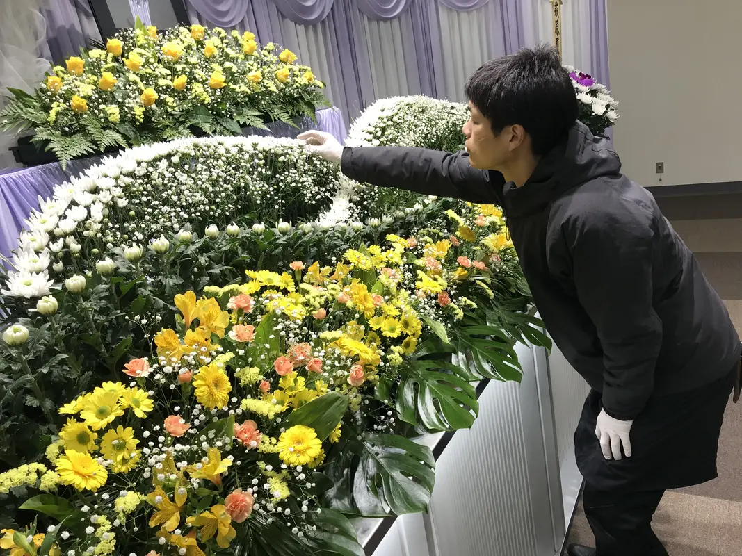 こだわりの自社製生花祭壇