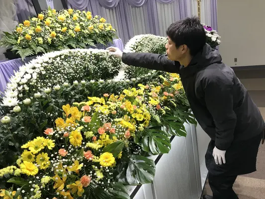 こだわりの自社製生花祭壇