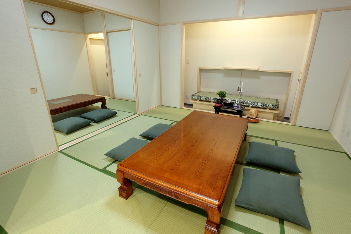 親族控室で、故人様のそばに