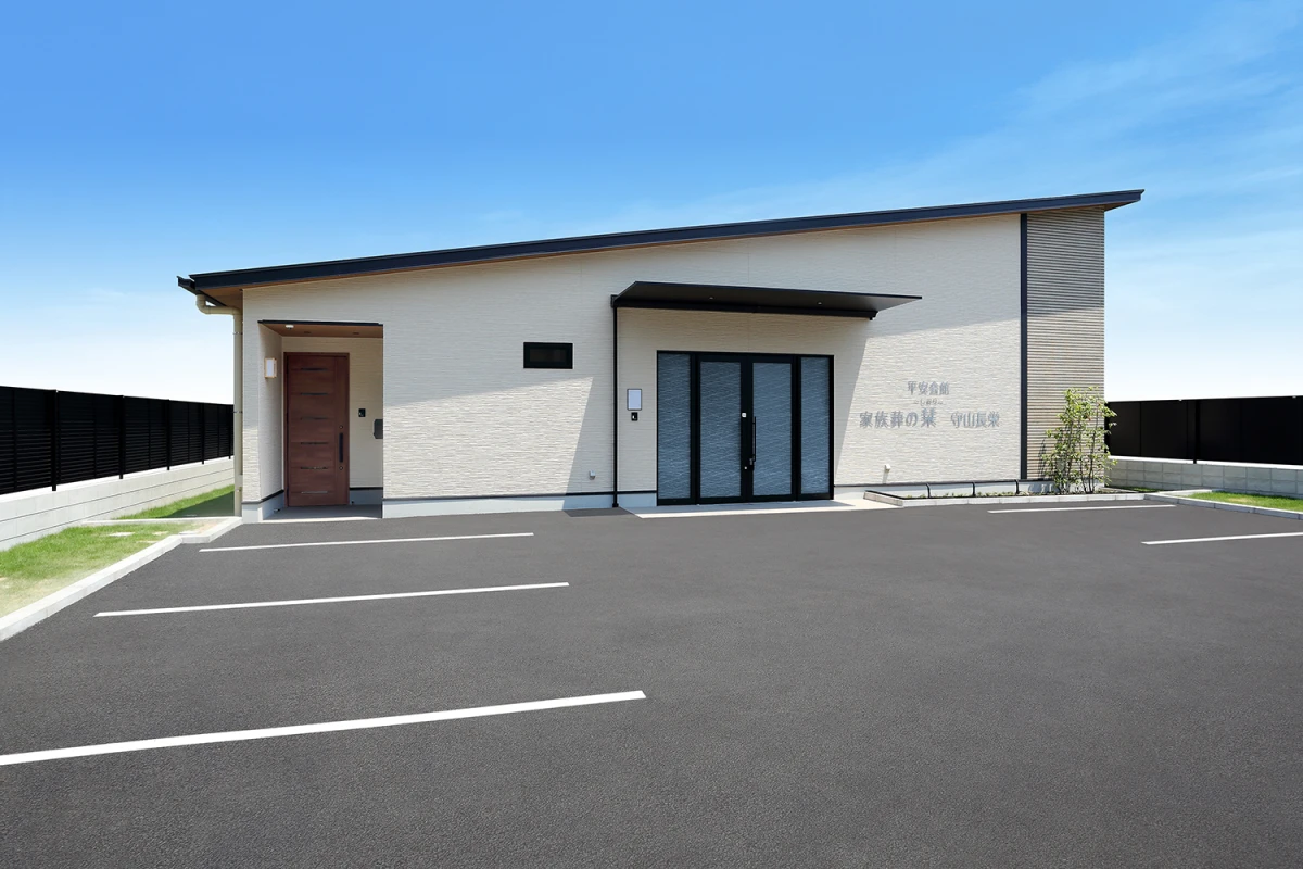 瓢箪山駅から徒歩約8分、駐車場も完備