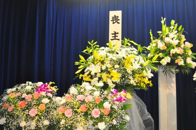 葬儀に供える花「供花」とは?送り方・花代の相場・名前の書き方のマナーを解説