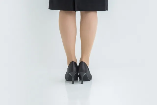 【男女別】葬儀にふさわしい靴とは?喪服に合う最適な靴の選び方(チェックリスト付)