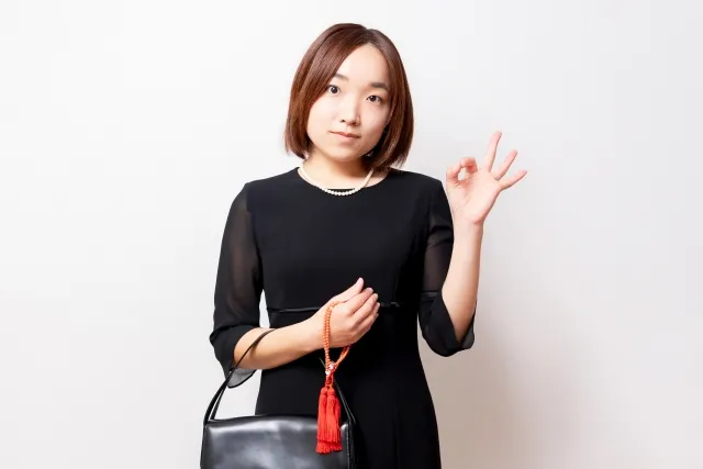 喪服にタイツはOK!葬儀に最適なストッキングのデニール、足元マナーは?