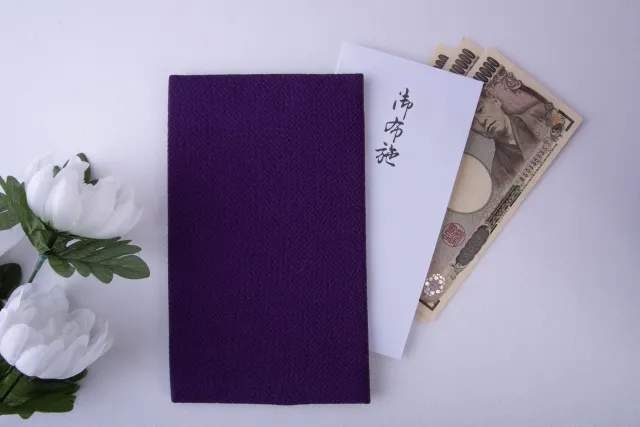 戒名を付けるお金がないときの4つの対処法|費用を数十万円抑えるやり方や戒名なしで葬儀をあげる方法を解説!
