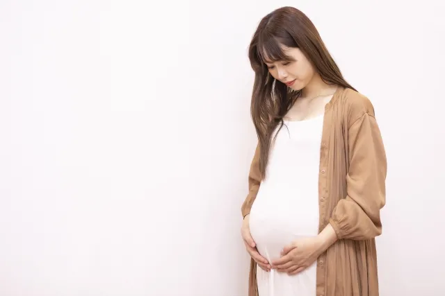 妊婦が葬儀に参列する際の注意点と心構え:迷信や服装についても解説