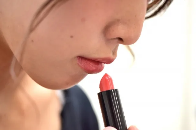 葬儀でのリップメイク