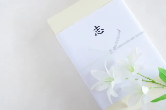 香典返しの相場とは?マナーや贈る時期・地域別の違いまで徹底解説!