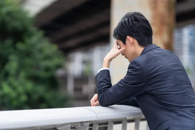 葬儀後に疲れるのはなぜ?頭痛などの体調不良の原因と解消法を解説。