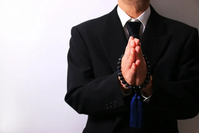 葬儀で適切な男性の服装、髪型、靴やカバンは?季節ごと、急な葬儀への対応方法もご紹介