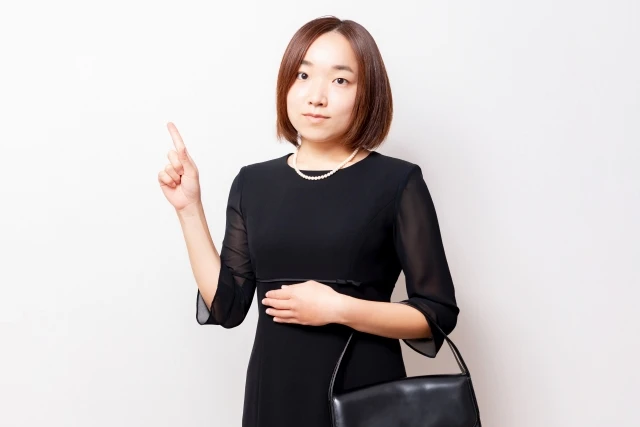 女性の喪服マナーで押さえたいポイント