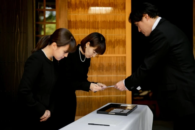 告別式の香典マナー|金額相場から書き方・渡し方まで