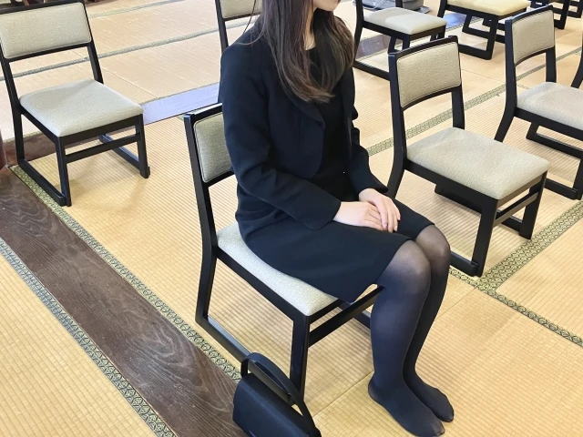 夏の葬儀でストッキングなしはマナー違反?喪服にふさわしい足元とは